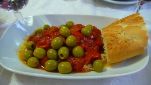 My dinner-ensalada de bonito-tuna, peppers, tomatoes and olives with gazpacho which is not pictured.
