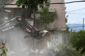 (Photo by Justin Stanley) An old home gets demolished on Markle Avenue 